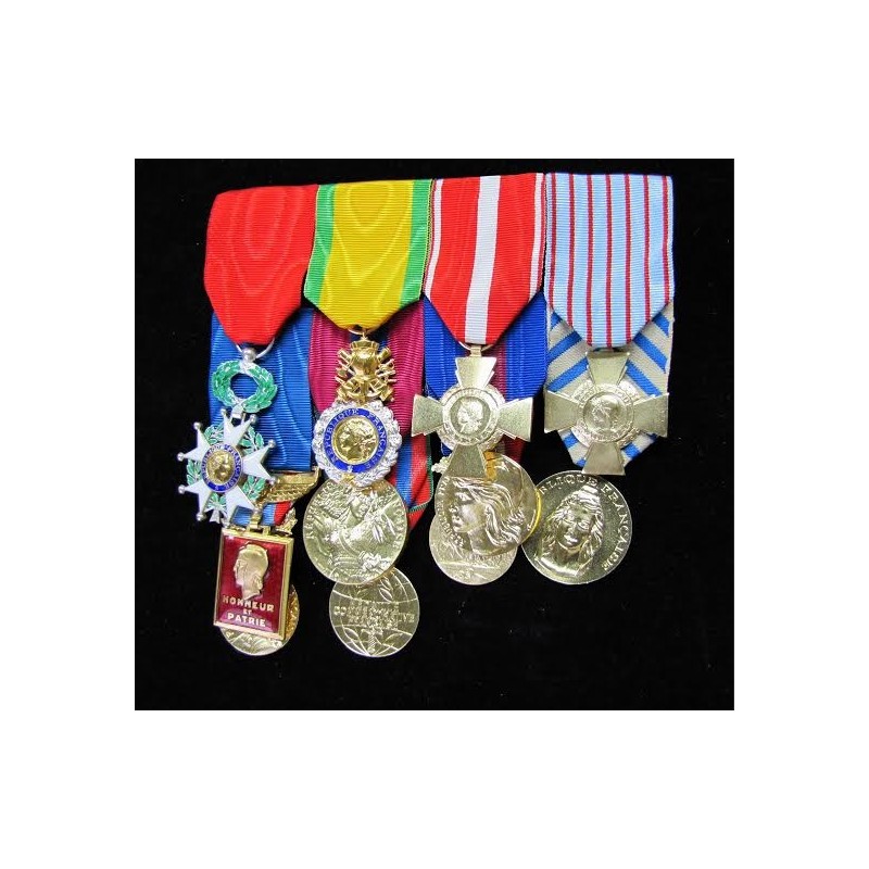 Le porte-médailles de finition multicolore Conqueror Porte